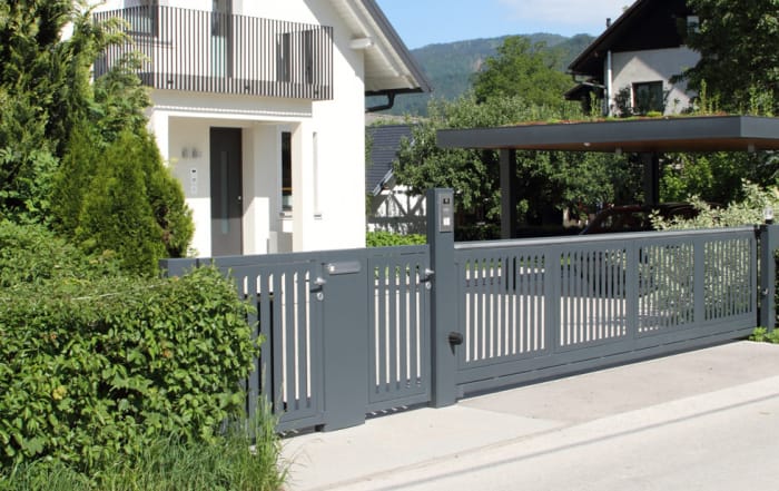 Fasāžu mazgāšana un stiklojuma tīrīšana – droši arī augstumā Tīrīšanas darbi Latvijā Fasāžu mazgāšana un stiklojuma tīrīšana – droši arī augstumā Tīrīšanas darbi Latvijā