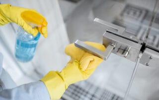 Logu un stiklotu starpsienu mazgāšana Rīgā – birojiem un privātmājām Tīrīšanas darbi Latvijā, telpu uzkopšana Rīgā Logu un stiklotu starpsienu mazgāšana Rīgā – birojiem un privātmājām Tīrīšanas darbi Latvijā, telpu uzkopšana Rīgā
